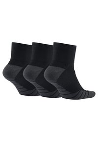 Calcetines tobilleros negros y grises con parte superior acanalada, talón acolchado y patrones a rayas en el pie. Tela suave y duradera diseñada para la comodidad.