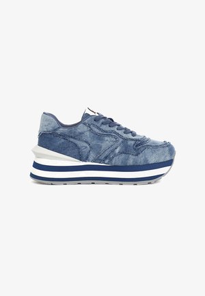 Zapatillas de denim con una superficie texturizada, que cuentan con una suela de plataforma a rayas en azul y blanco, diseño de cordones y sutiles detalles de costura.