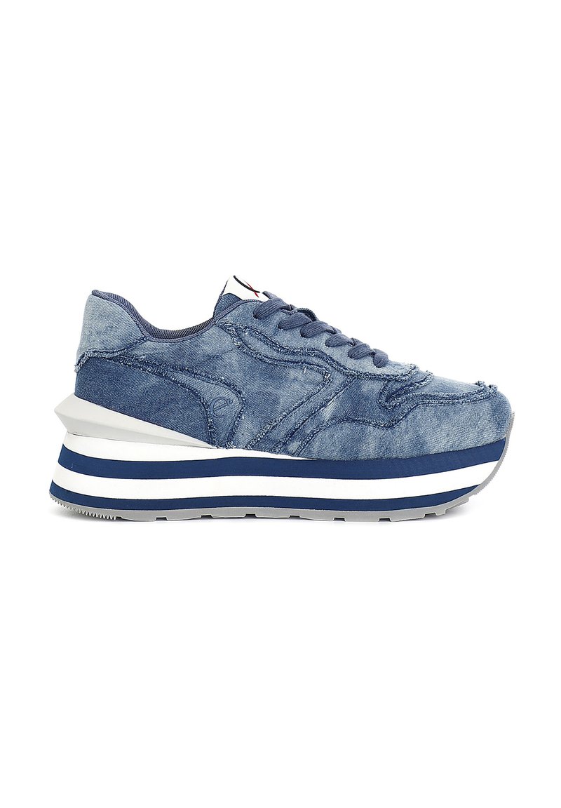 Baskets en denim avec une surface texturée, présentant une semelle plateforme rayée bleue et blanche, un design à lacets et des détails de coutures subtils.