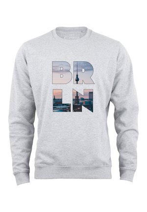 Grauer Sweatshirt mit der Aufschrift "BRLN" in großen Buchstaben. Die Buchstaben zeigen ein Stadtbildfoto von Berlin mit markanten Sehenswürdigkeiten im Design.