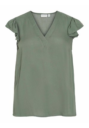 Olīvzaļš blūze ar V veida kakla izgriezumu, īsām viļņotām piedurknēm un gludu tekstūru. Iezīmē brīvu piegriezumu un taisnu apakšmalu.