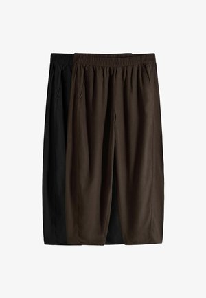 - Spodnie materiałowe