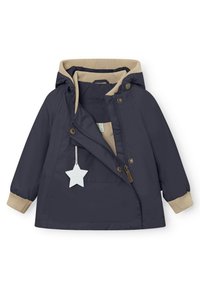 Navyblaue Jacke mit einer beigen Kapuze und Bündchen, ausgestattet mit einem Reißverschluss, Druckknöpfen und einem sternförmigen Etikett. Glatte Textur, lässiges Design.