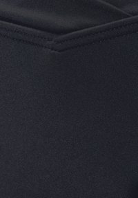 Donkerblauwe, rekbare, ribbelstof die een gladde textuur met subtiele glans en een naadloos ontwerp laat zien. Geschikt voor sportkleding of casual kleding.