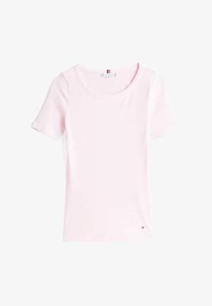 Světle růžové žebrované tričko s krátkým rukávem a kulatým výstřihem, vyrobené z měkké tkaniny, s malým logem v dolní části.