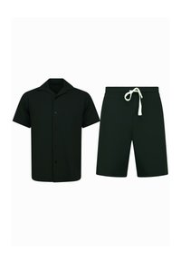 Zwarte short-sleeve shirt met een campkraag en knoopsluiting, gecombineerd met bijpassende zwarte shorts met een elastische tailleband en trekkoord.