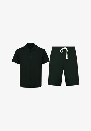 Zwarte short-sleeve shirt met een campkraag en knoopsluiting, gecombineerd met bijpassende zwarte shorts met een elastische tailleband en trekkoord.