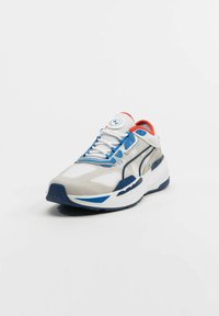 Sneaker med syntetisk overdel i grå og hvit, blå detaljer, rød hæl og mesh-paneler; har et rundt logo på tungen og snøringer.