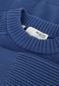 Maglione azzurro lavorato a maglia con design testurizzati e a coste, dotato di un ampio collo rotondo e etichetta con la scritta "SELECTED HOMME."