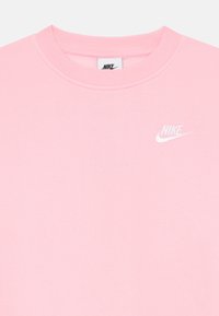 Ljusrosa sweatshirt tillverkad av mjuk bomullsblandning, med rund halsringning, ribbad mudd och en liten vit Nike-logga på bröstet.