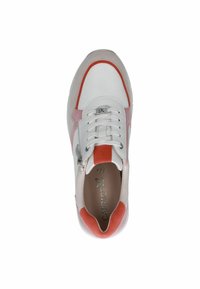 Valged sneakers roosa ja oranži aktsentidega, tekstureeritud nahast ja kangast materjalidest, nööride ja külje tõmbluku detailiga.