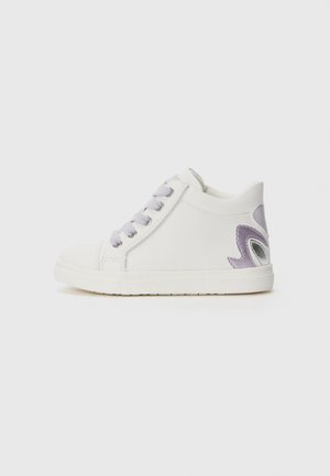 Hvite sneakers med lyse lilla snører, en teksturert panel på den ene siden og en glatt overflate. Har en avrundet tupp og en lavprofil gummisåle.