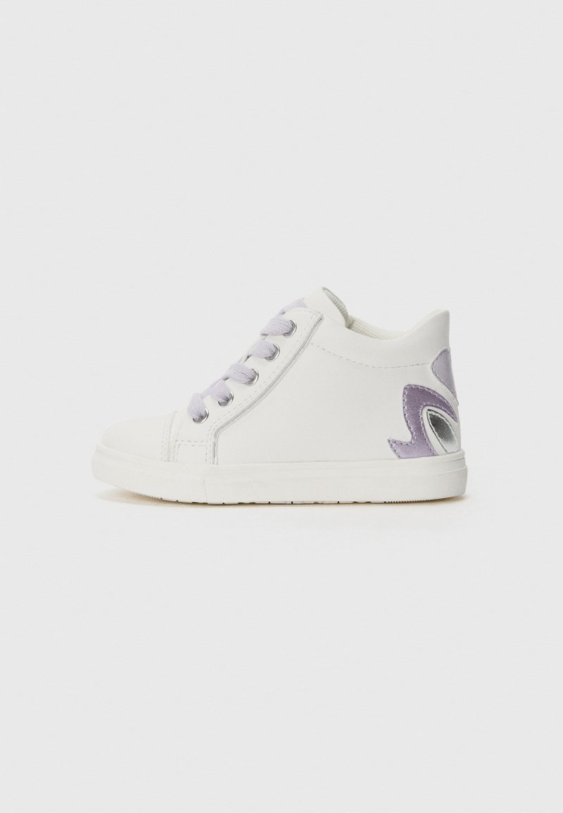 Hvite sneakers med lyse lilla snører, en teksturert panel på den ene siden og en glatt overflate. Har en avrundet tupp og en lavprofil gummisåle.
