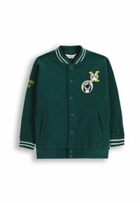 Zielona kurtka varsity wykonana z bawełny, z zapięciem na guziki z przodu, paskami na mankietach oraz haftowanymi naszywkami, w tym odciskiem łapy i logo.