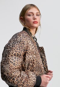 LOLA CASADEMUNT Bomberjacka - brown