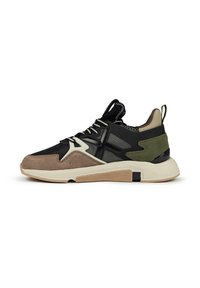Sneakers de sport présentant un mélange de matériaux noirs, verts et beiges. Design structuré avec une semelle en caoutchouc prononcée et des accents texturés.
