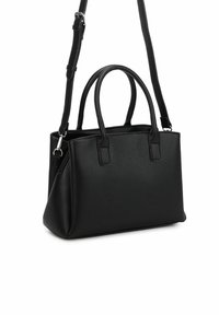 Borsa nera realizzata in materiale testurizzato, con due manici e una tracolla removibile. Forma rettangolare con base piatta.
