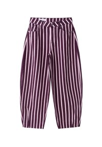 Pantalon ample à rayures verticales violettes et rose clair, poches avant, passants pour ceinture et fermeture par bouton.