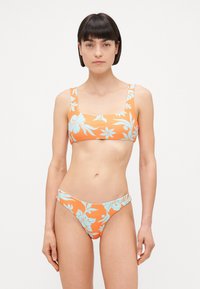 Orange blommig bikini-set med en topp med fyrkantig halsringning och breda remmar samt matchande låg midja-b bottoms, båda prydda med blå blommor.