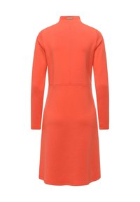 Orange langärmliges Kleid mit hohem Kragen und geradem Schnitt. Hergestellt aus weichem Stoff mit einem sauberen Finish und ohne sichtbare Muster.