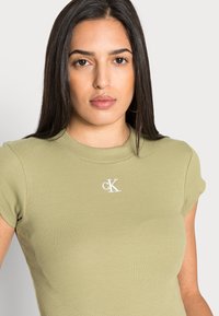 Calvin Klein Jeans CROPPED SLIM TEE - T-shirt básica - faded olive