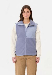 Lichtpaarse mouwloze bodywarmer met een fleece textuur, contrasterende schouderpanelen, ritssluiting en logo aan de voorkant.