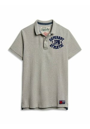 Grå polo skjorte lavet af bomuld, med en foldet krave, korte ærmer og marineblå logo tekst foran. Inkluderer et mærke ved sømmen.