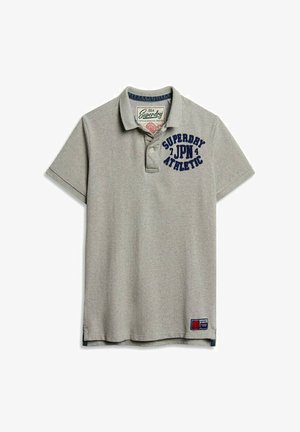 Grå polo skjorte lavet af bomuld, med en foldet krave, korte ærmer og marineblå logo tekst foran. Inkluderer et mærke ved sømmen.