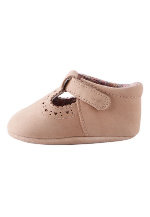 Morbida scarpa rosa da neonato con motivo traforato a forma di cuore e chiusura a strappo, foderata con tessuto floreale.