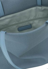 Borsa a spalla azzurro chiaro con esterno in tela testurizzata, manici in pelle e interno in tessuto beige dotato di tasca con zip e etichetta del marchio.