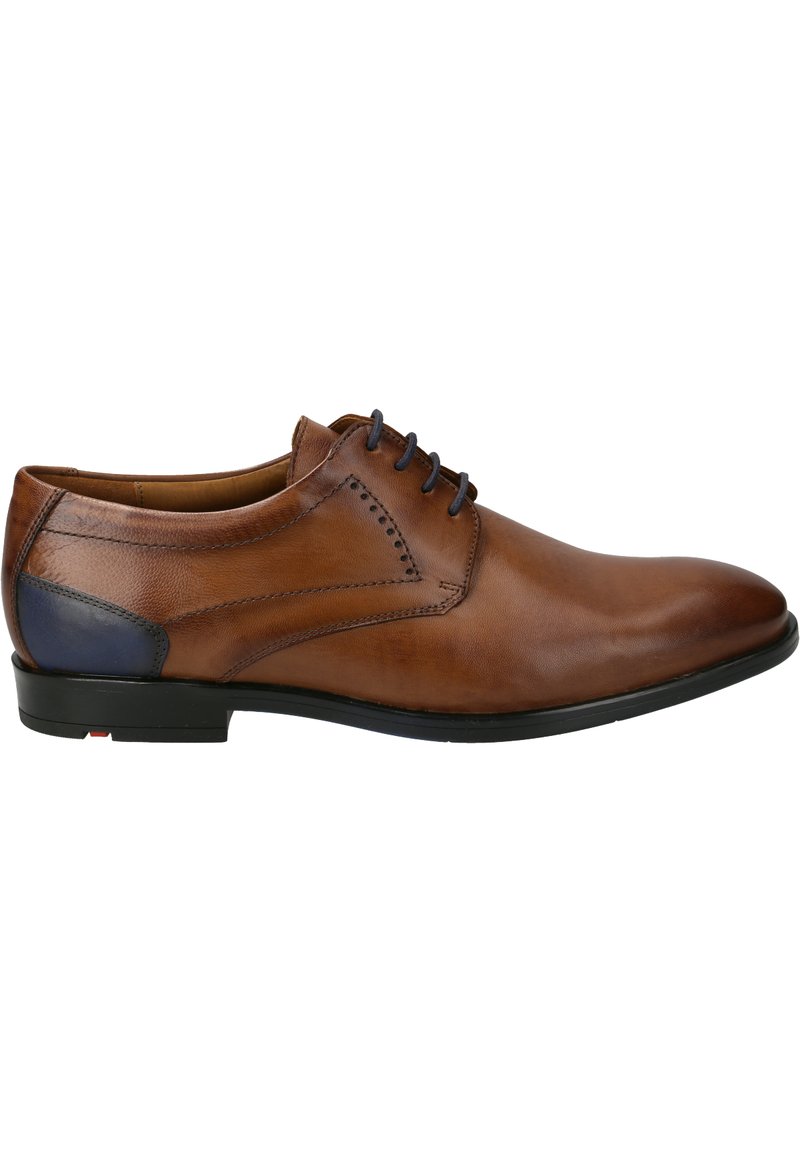 Chaussure en cuir marron avec une finition lisse, bout arrondi et couture détaillée. Présente un accent bleu sur le talon et une semelle en caoutchouc noire.