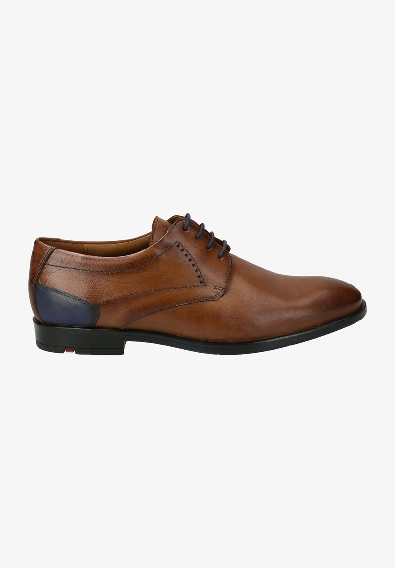 Bruine leren schoen met een glanzende afwerking, ronde neus en gedetailleerde stiksels. Heeft een blauwe accent op de hiel en een zwarte rubberen zool.