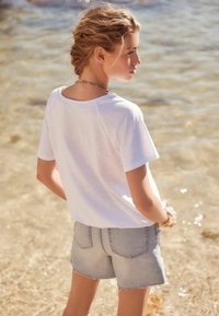 Next REGULAR FIT - Triko s potiskem - white