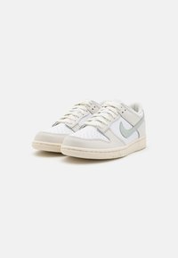 Nike Sportswear DUNK LOW UNISEX - Baskets basses - white/light silver/phantom