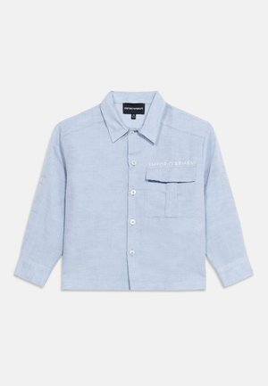 Világoskék, hosszú ujjú, gombos ing gallérral, zsebfedővel és az "EMPORIO ARMANI" felirattal a zseb felett hímzve.