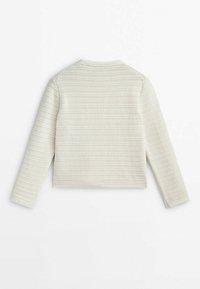 Lichtcreme gebreide cardigan met een gestructureerd, geribbeld patroon, lange mouwen en een ronde hals. Geen sluitingen of aanvullende details zichtbaar.