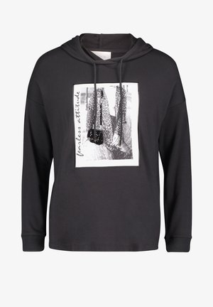 Felpa nera in cotone con maniche lunghe, cappuccio con lacci, stampa grafica frontale che presenta un modello, e scritte sotto l'immagine.