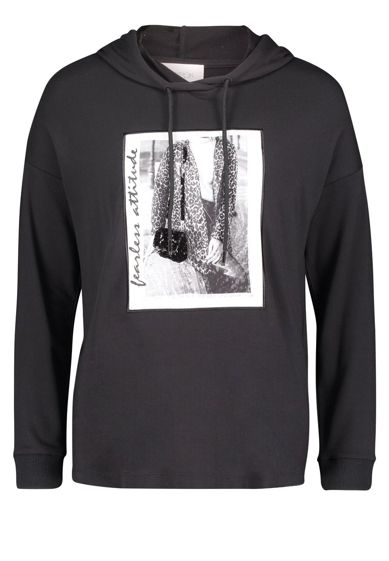 Černá bavlněná mikina s dlouhými rukávy, kapucí na šňůrku, přední grafický potisk zobrazující model a nápis pod obrázkem.