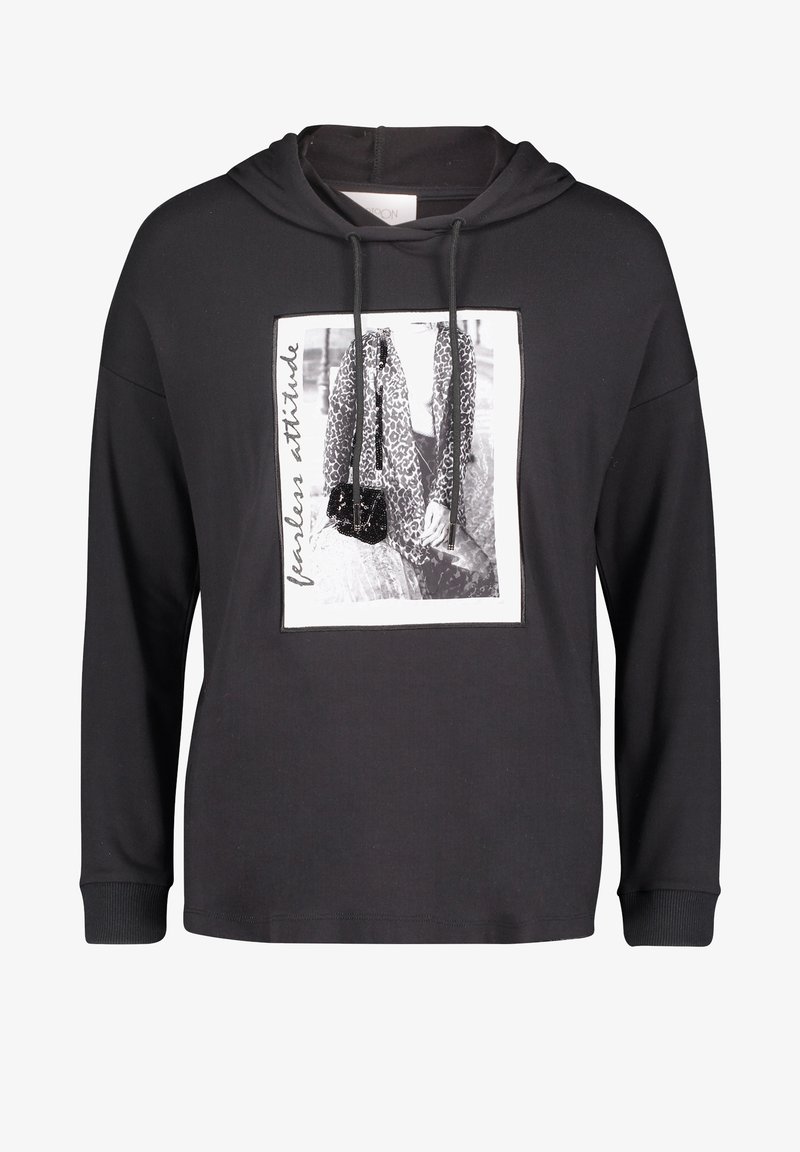 Černá bavlněná mikina s dlouhými rukávy, kapucí na šňůrku, přední grafický potisk zobrazující model a nápis pod obrázkem.