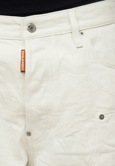 Pantalones de denim blanco con tejido texturizado, que presentan un botón plateado, bolsillos frontales planos y una etiqueta con el logo de DSquared2 en naranja.