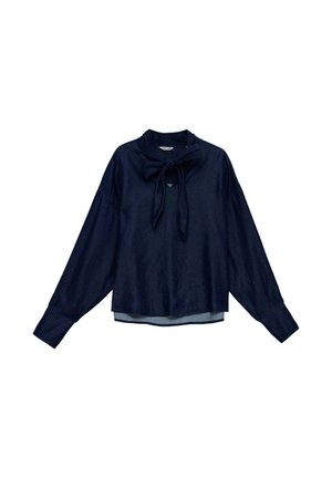Blusa azul marino con un cuello alto y un lazo. Presenta mangas largas, un ajuste holgado y una tela ligeramente texturizada.