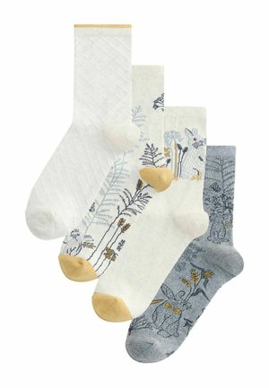 Patru perechi de șosete până la mijlocul gambei cu modele de natură și iepuri în tonuri de alb, crem și gri, având detalii accentuate galbene și negre.