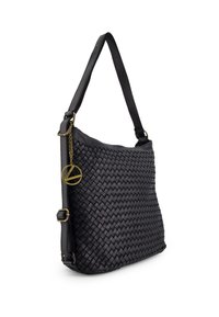 Schwarze Ledertasche mit gewebter Textur, ausgestattet mit einem Anhänger aus goldfarbenem Metall und verstellbarem Tragegurt. Schlanke, rechteckige Form.
