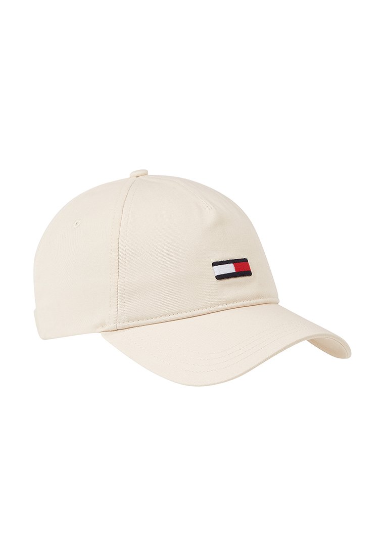 Casquette beige en toile de coton avec une visière incurvée. Présente un petit logo brodé en bleu, rouge et blanc sur le panneau avant.