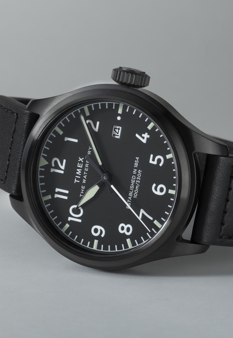 Timex Orologio Uomo Waterbury Classic 40mm – Cronografo Con Cassa In Acciaio, Quadrante Crema E Cinturino In Pelle Nera, Luce INDIGLO