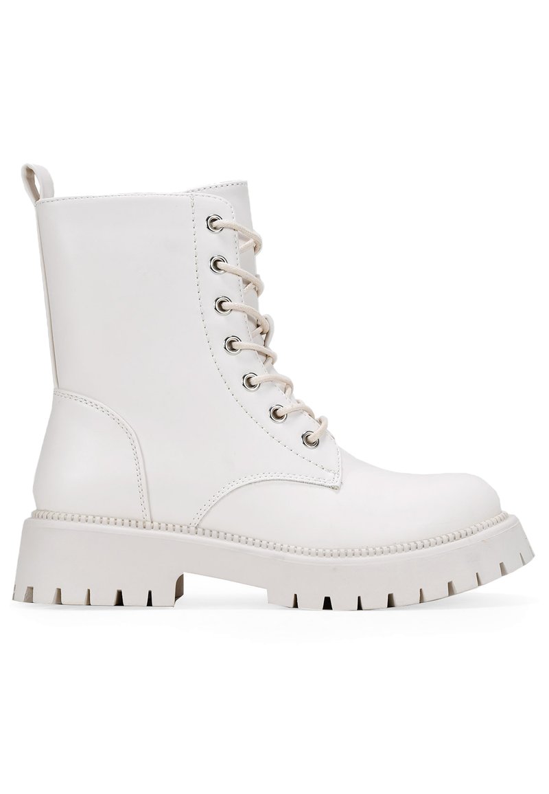Stivaletti bianchi con lacci alla caviglia, in pelle sintetica liscia, suola texturizzata robusta e hardware argentato sugli occhielli, dotati di un pull tab.