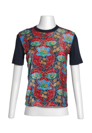 Camiseta de manga corta con mangas negras y un panel frontal con un estampado colorido de flores y hojas en rojo, azul, verde y amarillo.