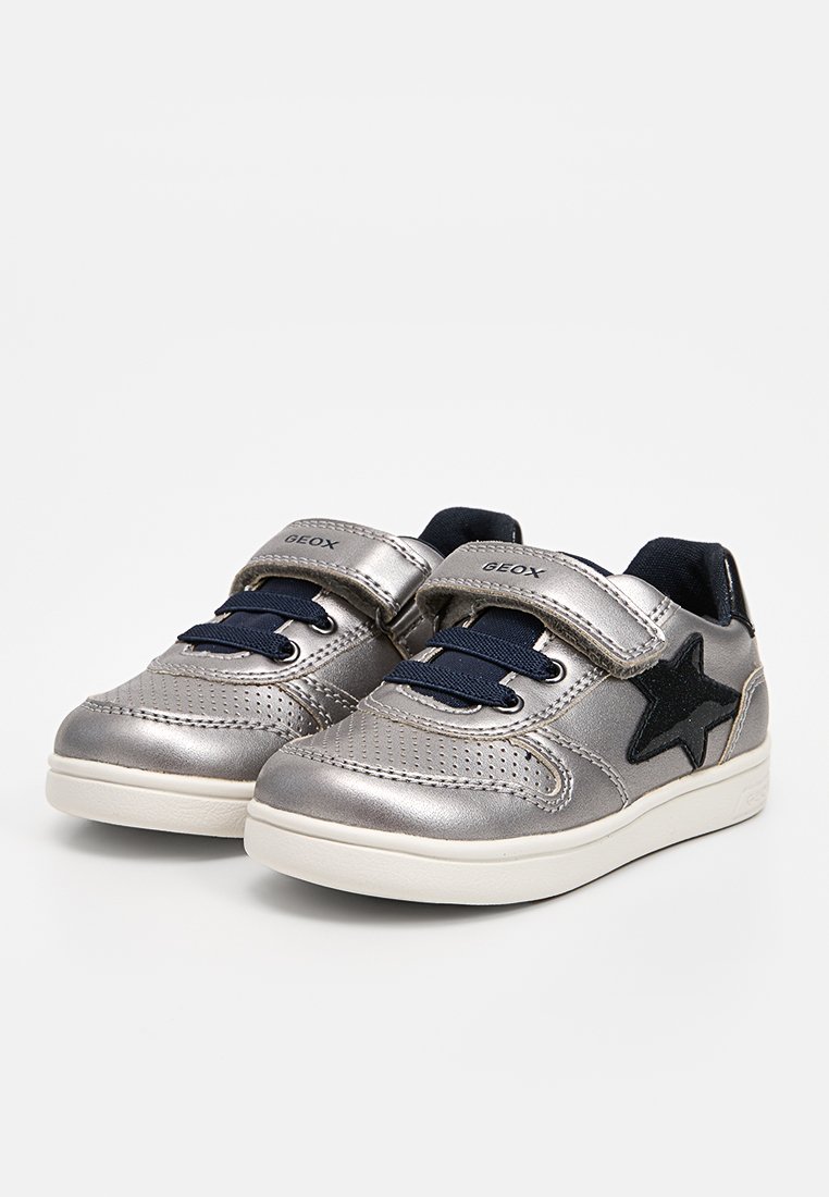 Scarpe sintetiche argento con accenti blu navy, caratterizzate da un design a stella, una fascia in velcro e dettagli perforati per la traspirabilità.