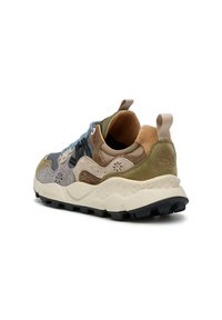 Bunt gefärbter Sneaker aus Wildleder und Mesh-Materialien; ausgestattet mit einem gepolsterten Schaft, kontrastierenden Schnürsenkeln und einer strukturierten Gummisohle.