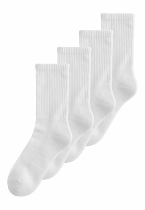 Cztery pary gładkich białych skarpetek do połowy łydki, o prążkowanej fakturze, ułożonych w rzędzie na białym tle.